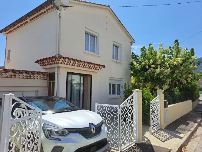 Very Bright House on a Fenced Plot of 304m² with a Garage.