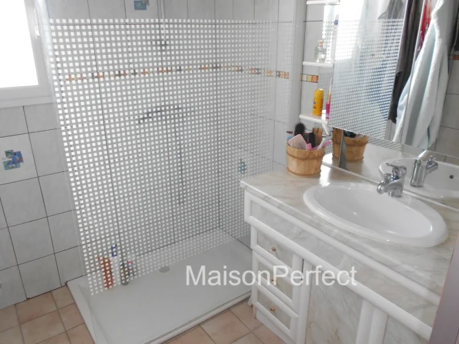 Impecably Maintained with Modern Fitments - Equestrian/Smallholding 5 Bed Property. Fully Fenced and Gated. Ample Priv… photo 5