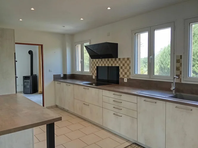 Stunning Detached 4 Bedroom Home, Close to the Centre of Village photo 4