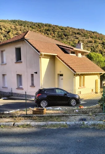 Semi-Detached House no Work Required photo 4