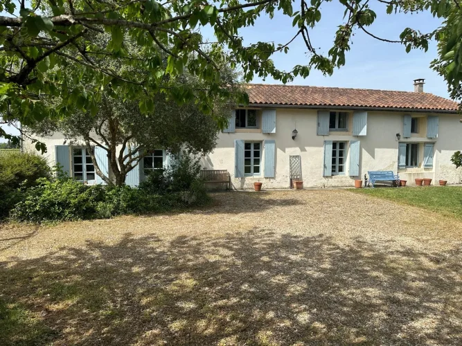 Spacious 4 Bed 4 Bath Charentaise with Pool Close to Village photo 2