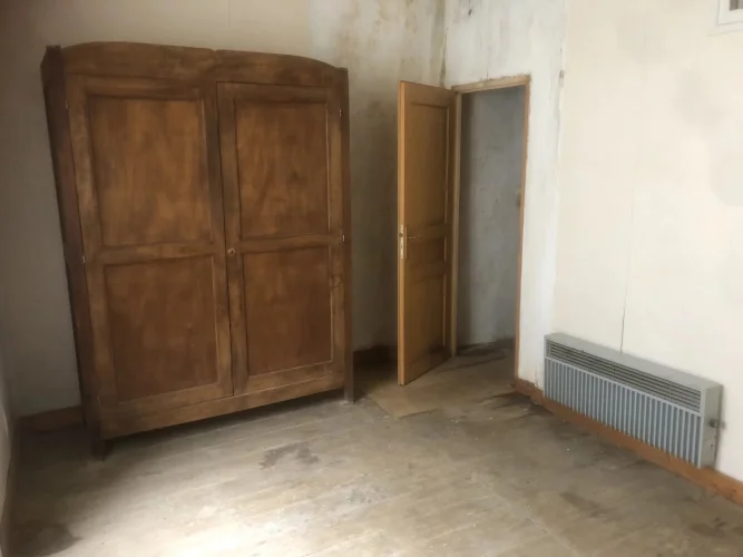 Stone Former Café in the Heart of Dégagnac – Great Potential, Bucolic Setting photo 5