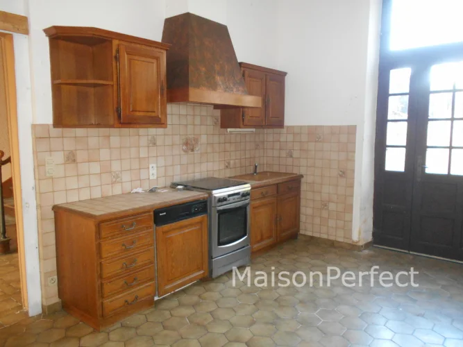 What an Opportunity ! Exceptionally Well-Proportioned Large Property Offering Domestic or Commercial Opportunities. photo 5