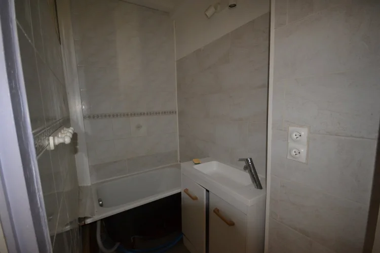 Burie: Renovation Project, 4-Bedroom House on 3 Floors with Garden photo 5