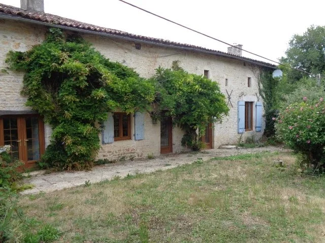Large Characterful 3 Bedroom Village House with Outbuildings