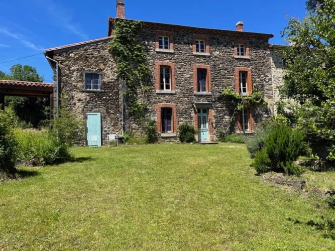 4-Bed/2-Bath Renovated Farmhouse, la Vizade, Haute-Loire