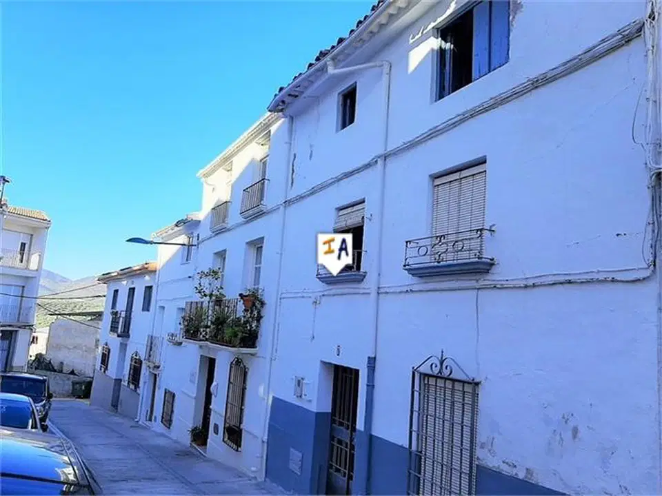 Town house in Castillo De Locubin, Jaen province