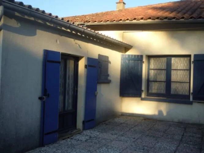 Back on the Market …Small Holiday Lock up N Go Studio !