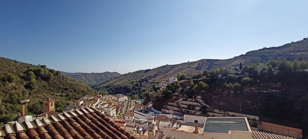 Townhouse for sale in Salares, Málaga photo 4