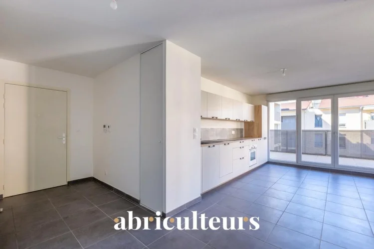 Spacious Apartment with Large Balcony for Sale in Vénissieux Paul Bert (69200) photo 5