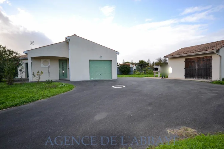 Varzay: Recent Single-Storey Home, 2 Bedrooms, Veranda, Garden and Garage photo 2