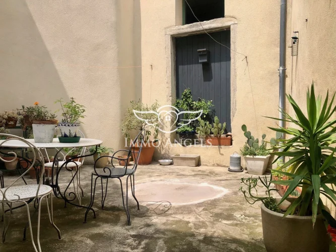 Village House 130 m² to Modernize, 3 Levels with Terrace