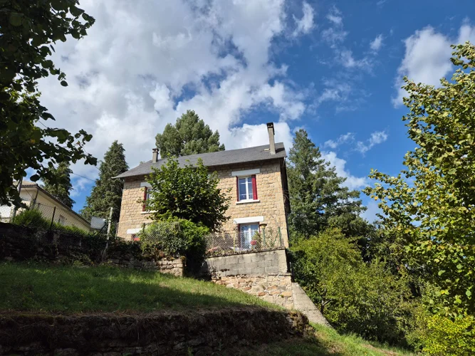 Correze. Town of Correze. Stone House of 3 Bedrooms, a Ground Floor Apartment, Garage, Sous-Sol and Garden of 1174m². photo 2
