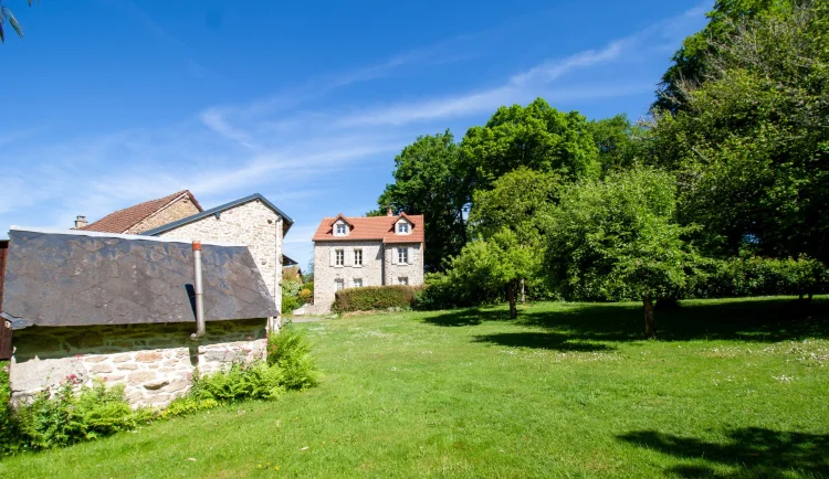 Superb Renovated Stone House with Barn and Land just a Stone's Throw from Guéret and Courtille photo 3