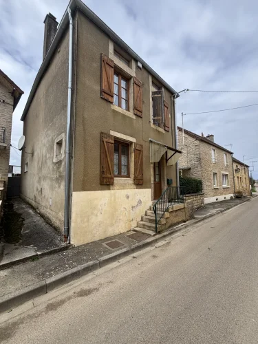 Etrochey (21) House of 100 m² with Small Courtyard Near C