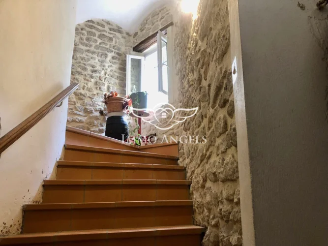 Village House 130 m² to Modernize, 3 Levels with Terrace photo 2