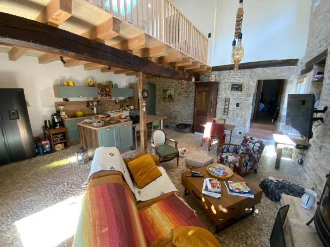 Superb Renovated Charentaise Farmhouse with Adjoining Gîte and Beautiful Barn in a Haven of Peace photo 4
