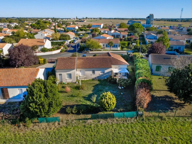 Saint-Savinien: Single-Storey House, 97 m², Large Garage, 719 m² Plot