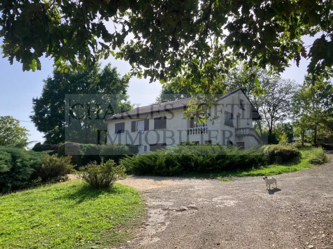 Invest Building of 316 m² with 2 T3 and 2 T4, all Set in a Beautiful Garden of 3366 m².