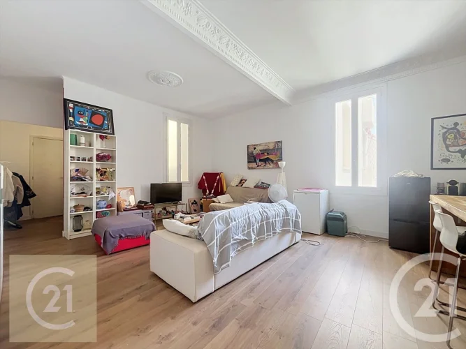 Located Near the Allées Paul Riquet and the Parc Des Poètes, this Quiet Apartment Sits on the photo 4