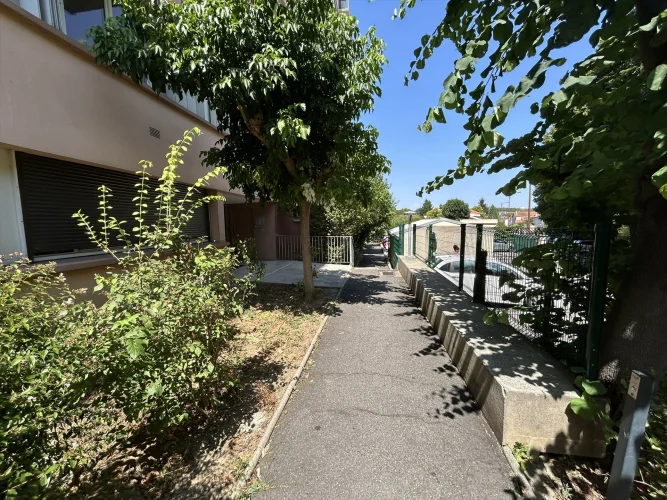 4-Room Apartment in Purpan District with Elevator photo 2