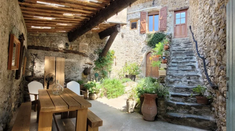 A Charming Stone House with 90 M2 of Living Space, Vaulted Cellars and a Large Courtyard.