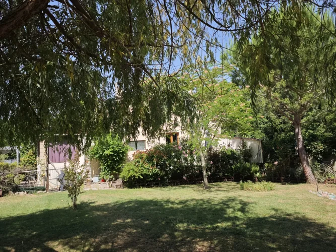 Detached 3-Bedroom Home with Large Garden – Walking Distance to Amenities photo 2
