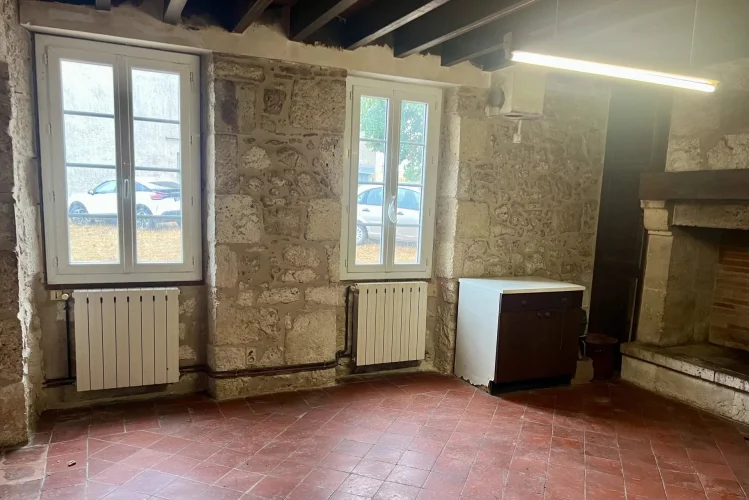 Stone Former Farmhouse in a Quiet Setting – 145 m² of Living Space with Great Potential photo 3