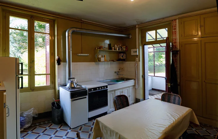 3-Room House with Large Garages on a 1,680 m² Lot with Mature Trees, 500 m from the Train Station, 5 Minutes from the Hi… photo 5