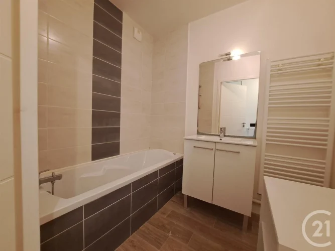 3-Room Apartment in Saint-Avé Town Center with Balcony and Parking photo 5