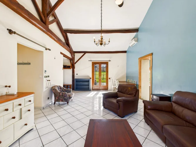 Single-Storey House with Lake, Paddock, and Woods photo 4