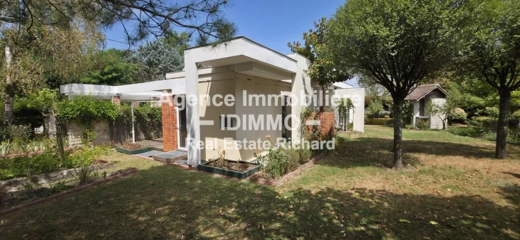 Exclusively, a True Jewel in Architect-Designed Style photo 4
