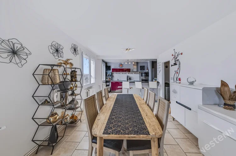 A Champforgeuil, Renovated 3-Room Apartment of 82 m² with Taste