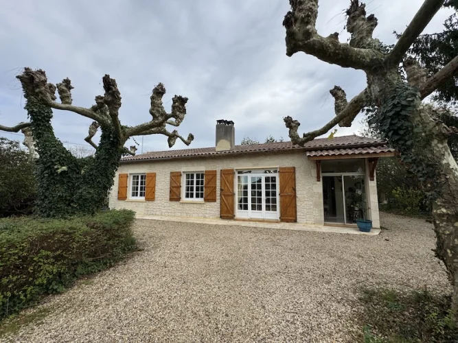 Detached bungalow with large garden, near the Town