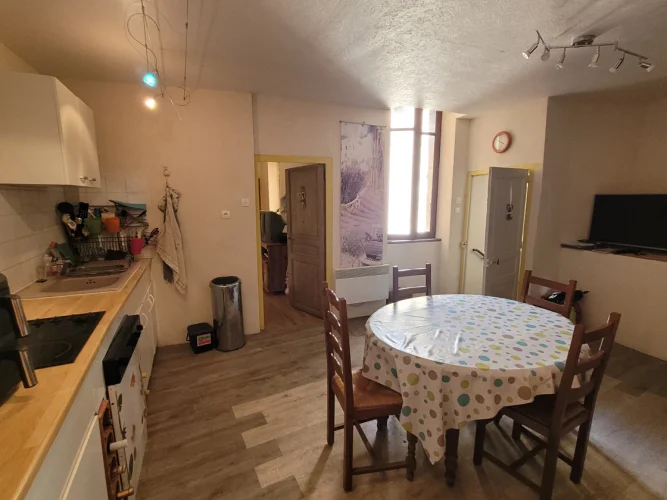 A Quiet Village House with 75 M2 of Living Space, Close to all Amenities. photo 2
