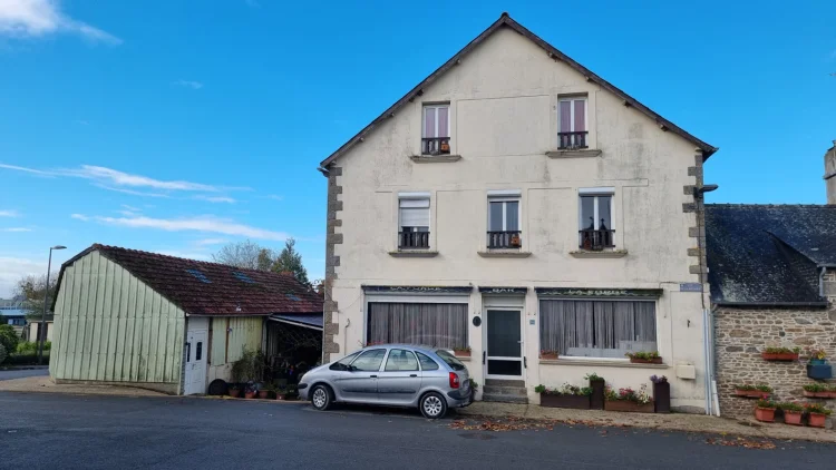 Morbihan, Méneac, Semi-Detached 4 Bed Village House with Bags of Potential