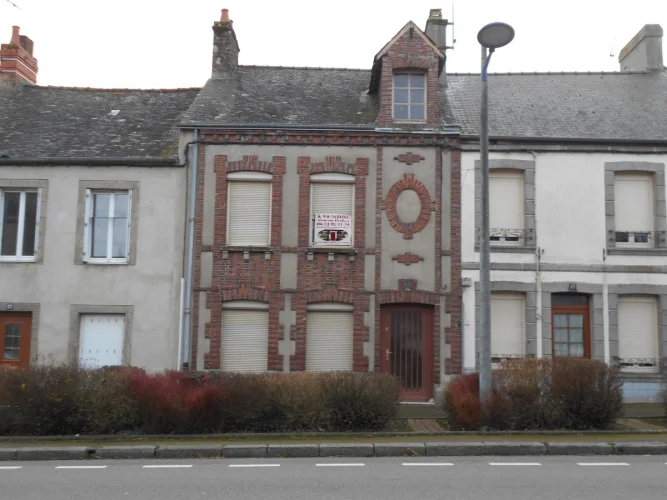 2-Bed Terraced House with Attic Conversion Potential, Garden, in the Centre of Pré-En-Pail-Saint-Samson