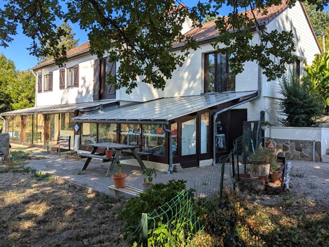 Indre - Sous-Sol Accommodation with Veranda and Lake, in Friendly Rural Hamlet.