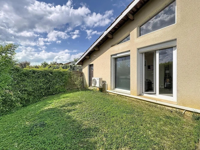 Single-Story Contemporary House with Pool in Auch, in a Quiet Residential Area photo 5