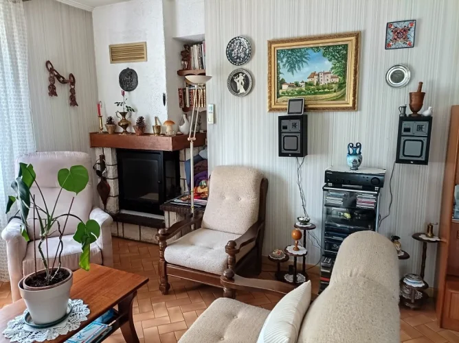 Discover this Pleasant Semi-Buried House on a Lovely Tree-Lined Plot of 2,243 m², Fenced photo 3