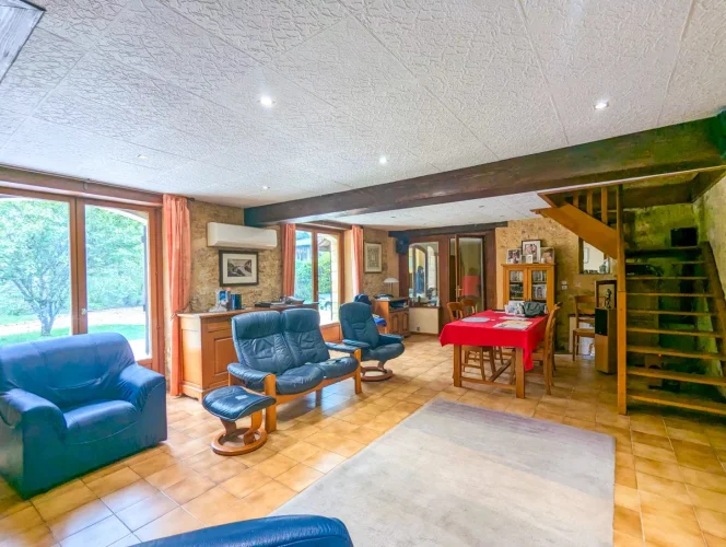 15 mins from Sarlat - 3 Bedrooms and 3 Bathroom Stone Property. photo 3