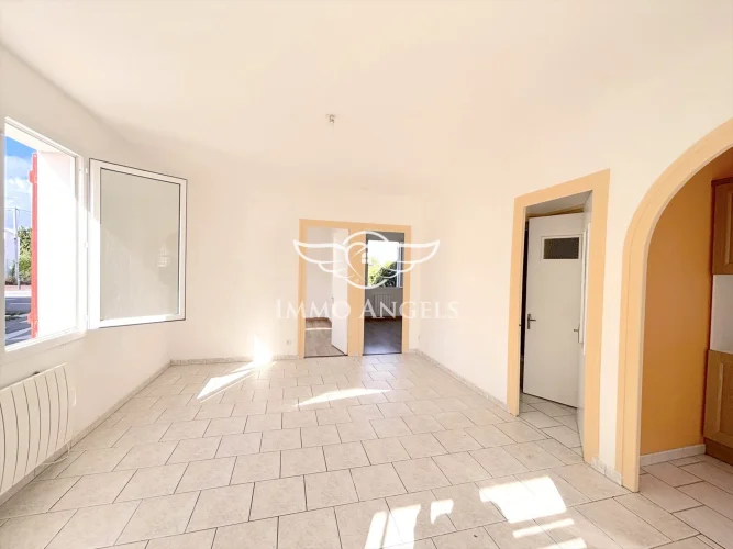 Single-Story House with Town Center and Beach Within Walking Distance photo 5