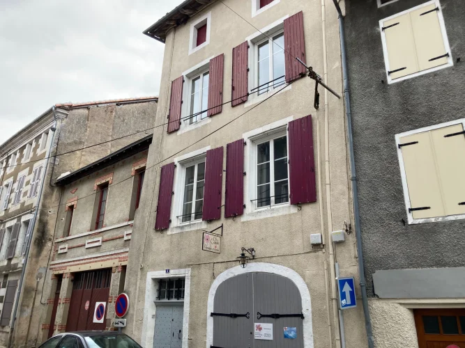 Rental Investment Building: 2 Flats + 1 Commercial Local