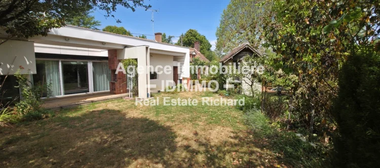 Exclusively, a True Jewel in Architect-Designed Style photo 2
