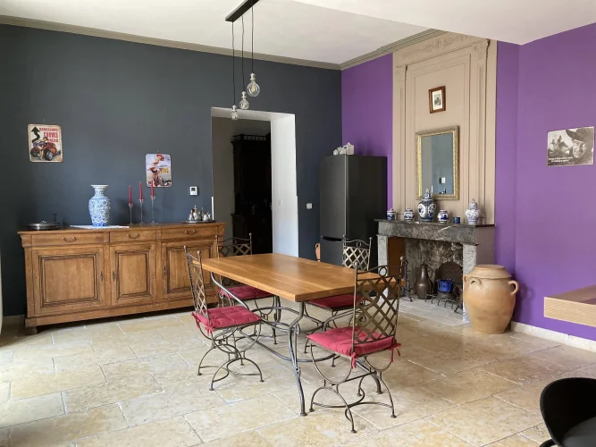 Superbly-Presented Stone Town House with Courtyard and Garage photo 5