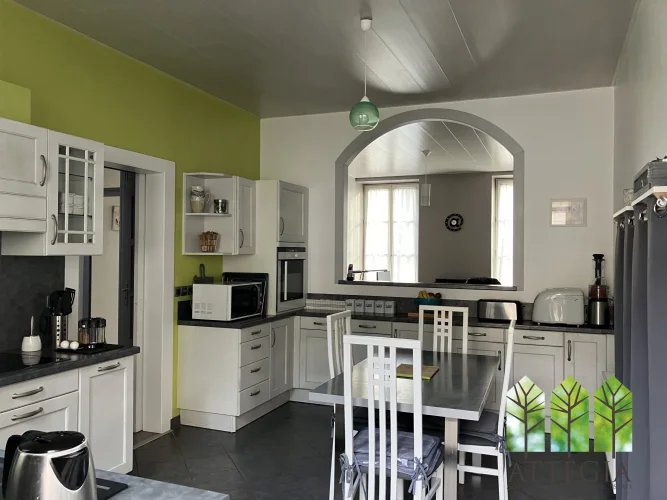 Spacious 5-Bedroom Townhouse with Courtyard, Outbuildings and Private Parking photo 5