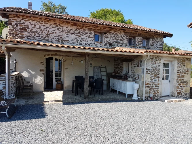 Charming Fully Renovated Barn Conversion Overlooking Open Country Side photo 2
