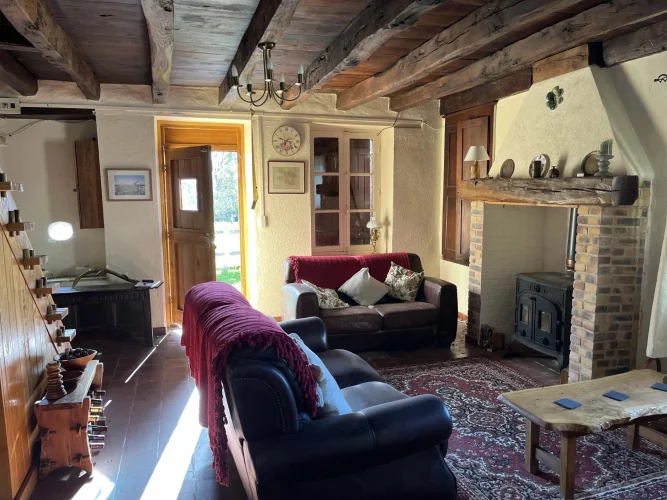 Traditional Cottage in the Heart of the Countryside with Barn and Land