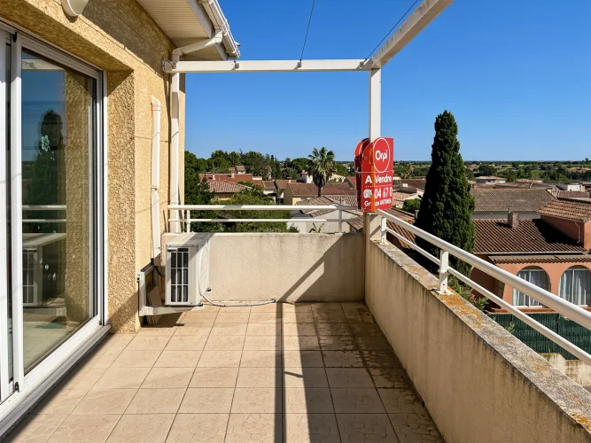 Attractive Second Floor Flat with Open Views and Two Private Parking Spaces photo 3