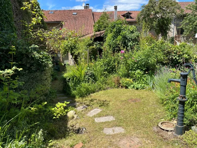 Cosy 3-Bed Village House with Private Garden and Views, Saint-Laurent-Sur-Gorre